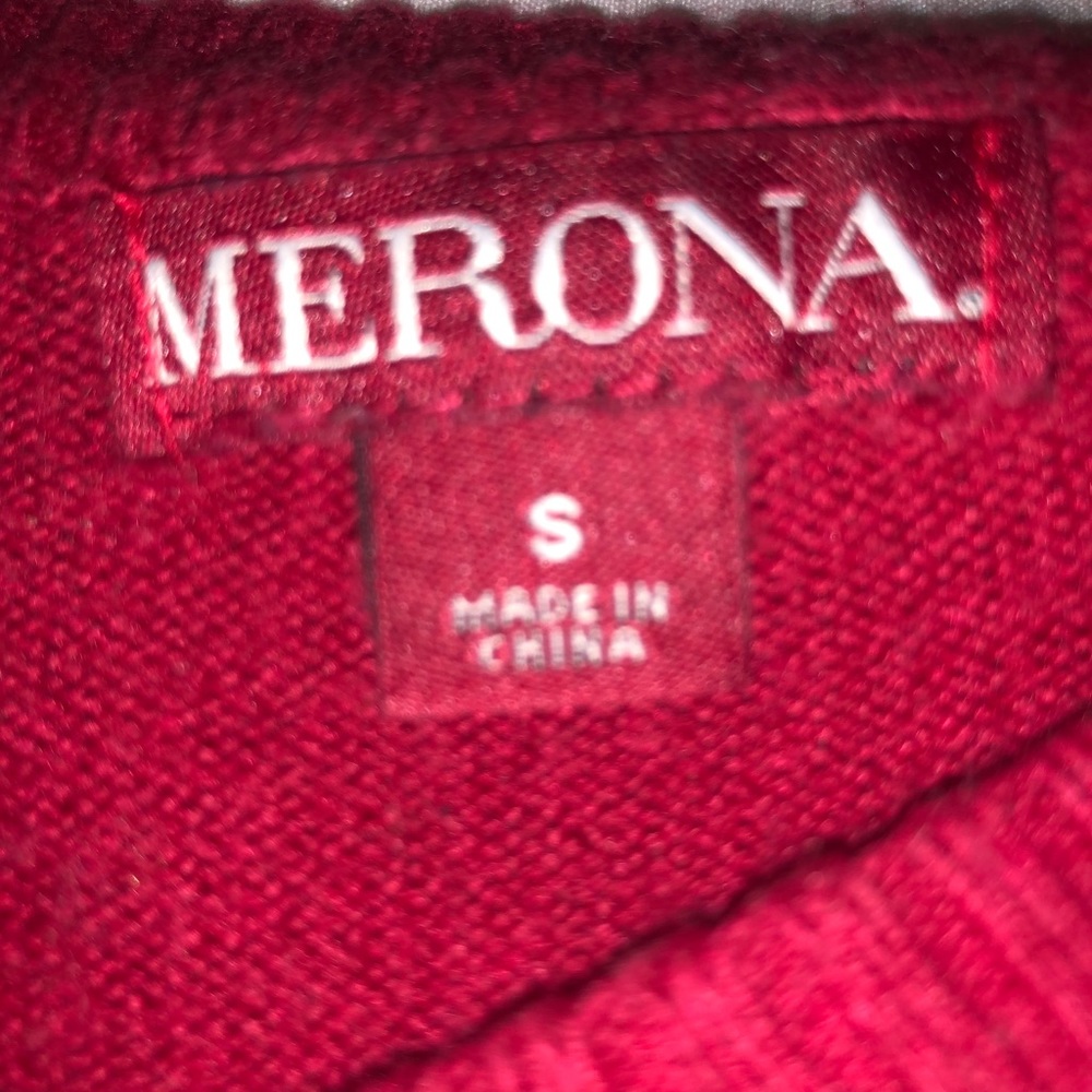 Small Front Pattern Red Sweater - Picture 3 of 3